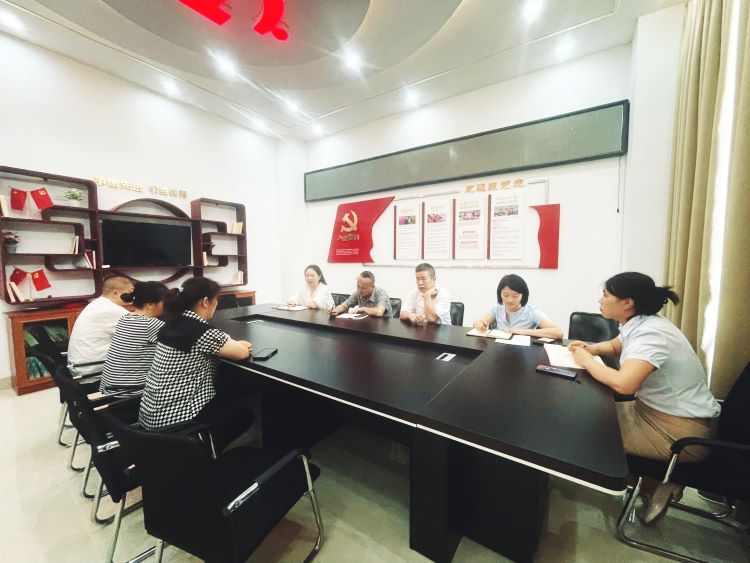 1.食堂工作会照片（黎霞霞）.jpg