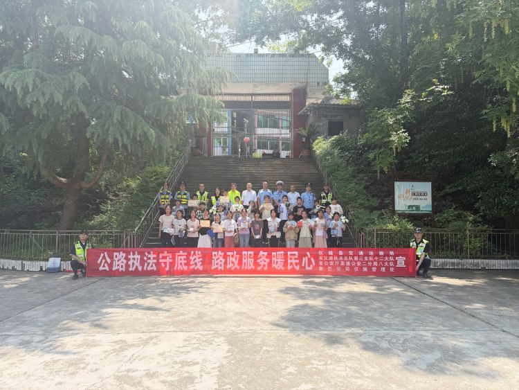 4.路政宣传月照片（王利民）.jpg