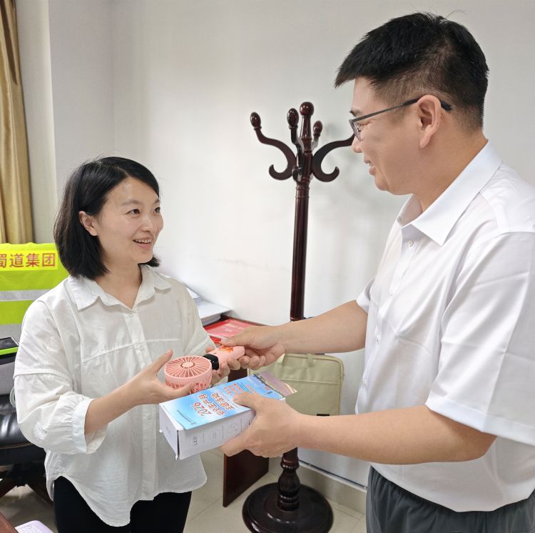 3.开展安全生产月职工宣传活动照片（王利民）.jpg
